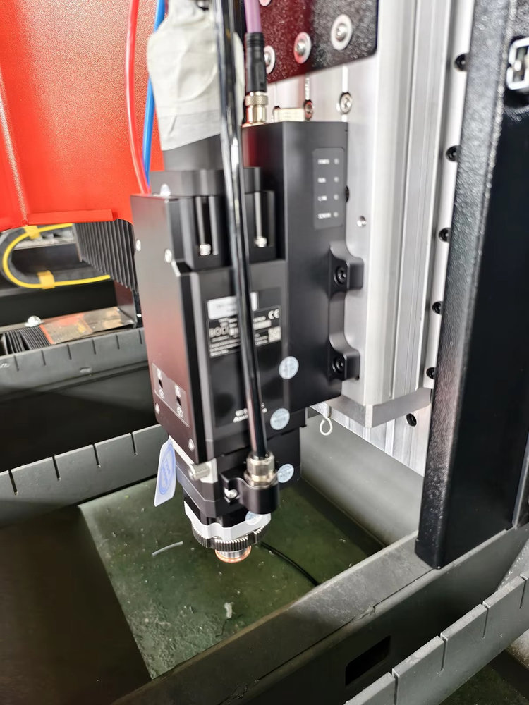 آلة قطع المعادن بالليزر الصناع - مراجعة Industrial Laser Machine Price وسعره